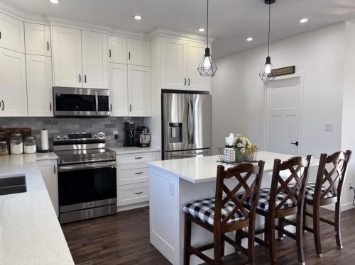 349 E 1 Avenue North, Magrath, AB - Indoor Photo Showing Kitchen