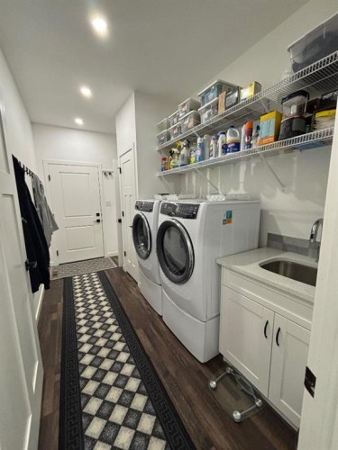 349 E 1 Avenue North, Magrath, AB - Indoor Photo Showing Laundry Room