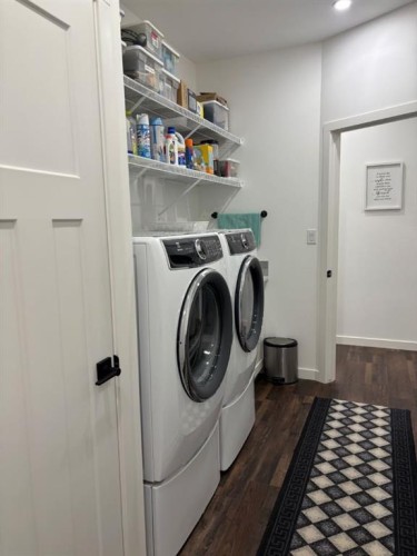 349 E 1 Avenue North, Magrath, AB - Indoor Photo Showing Laundry Room