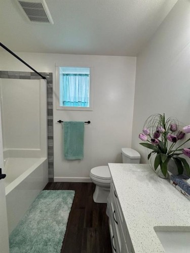 349 E 1 Avenue North, Magrath, AB - Indoor Photo Showing Bathroom