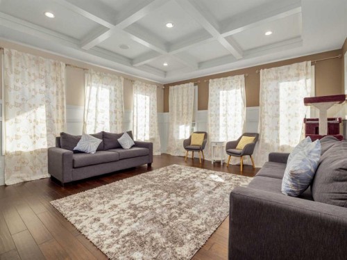18 Northlander Road West, Lethbridge, AB - Indoor Photo Showing Living Room