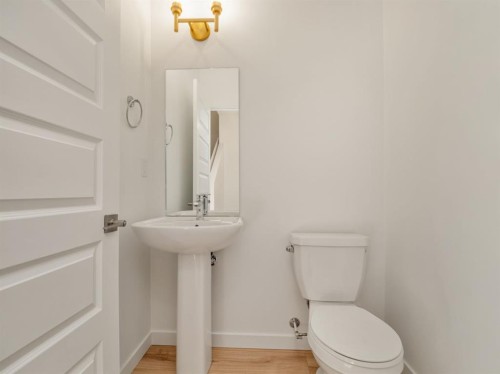 746 Violet Place West, Lethbridge, AB - Indoor Photo Showing Bathroom