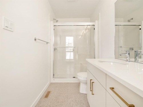 738 Violet Place West, Lethbridge, AB - Indoor Photo Showing Bathroom
