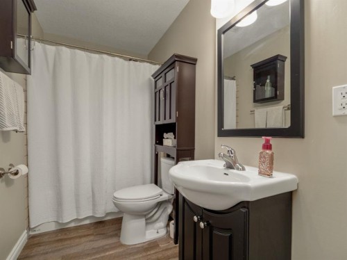 63 Deer Path Meadows, Fort Macleod, AB - Indoor Photo Showing Bathroom
