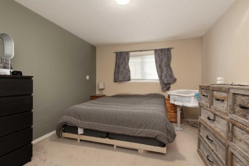 296 Tartan Circle West, Lethbridge, AB - Indoor Photo Showing Bedroom