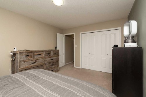 296 Tartan Circle West, Lethbridge, AB - Indoor Photo Showing Bedroom
