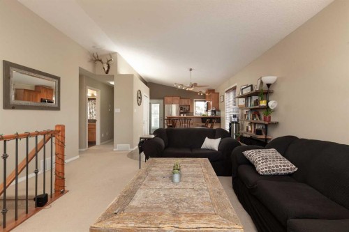 296 Tartan Circle West, Lethbridge, AB - Indoor Photo Showing Living Room