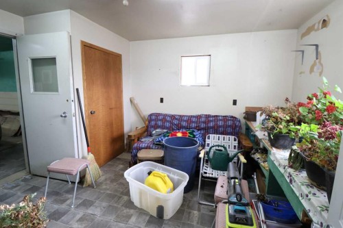 317 4 St, Bow Island, AB - Indoor