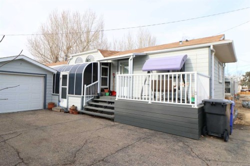 317 4 St, Bow Island, AB - Outdoor