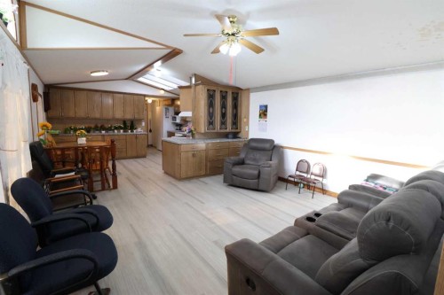 317 4 St, Bow Island, AB - Indoor Photo Showing Living Room