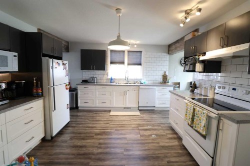 5009 41 Ave, Taber, AB - Indoor Photo Showing Kitchen