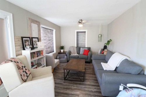 5009 41 Ave, Taber, AB - Indoor Photo Showing Living Room