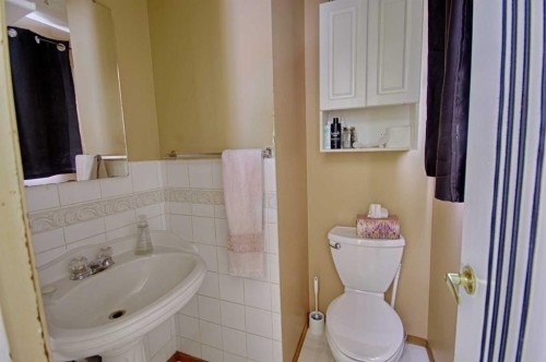 95 Laval Boulevard West, Lethbridge, AB - Indoor Photo Showing Bathroom