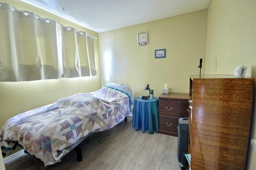 95 Laval Boulevard West, Lethbridge, AB - Indoor Photo Showing Bedroom