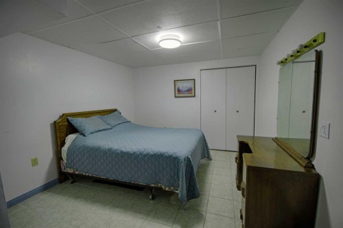 95 Laval Boulevard West, Lethbridge, AB - Indoor Photo Showing Bedroom