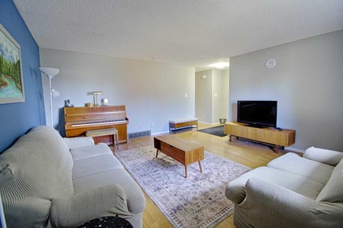 95 Laval Boulevard West, Lethbridge, AB - Indoor Photo Showing Living Room