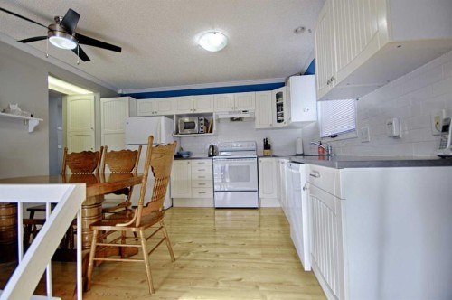 95 Laval Boulevard West, Lethbridge, AB - Indoor Photo Showing Kitchen