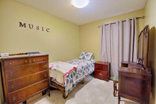 95 Laval Boulevard West, Lethbridge, AB - Indoor Photo Showing Bedroom