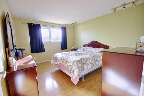 95 Laval Boulevard West, Lethbridge, AB - Indoor Photo Showing Bedroom