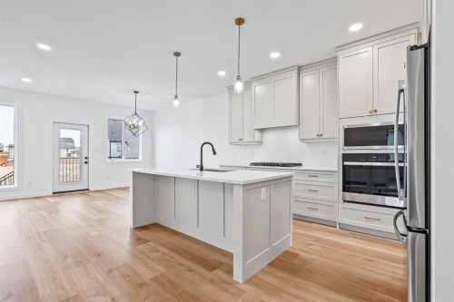 383 Caledonia Boulevard West, Lethbridge, AB - Indoor Photo Showing Kitchen With Upgraded Kitchen