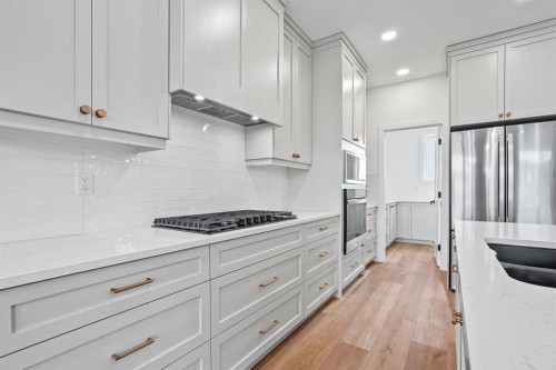 383 Caledonia Boulevard West, Lethbridge, AB - Indoor Photo Showing Kitchen With Upgraded Kitchen