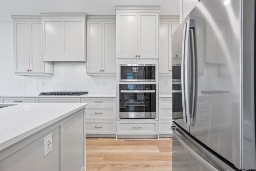 383 Caledonia Boulevard West, Lethbridge, AB - Indoor Photo Showing Kitchen With Stainless Steel Kitchen