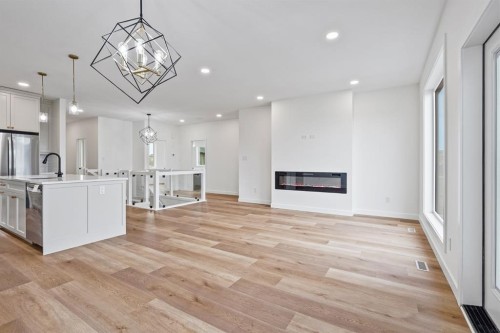 383 Caledonia Boulevard West, Lethbridge, AB - Indoor Photo Showing Kitchen With Upgraded Kitchen