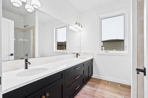 383 Caledonia Boulevard West, Lethbridge, AB - Indoor Photo Showing Bathroom