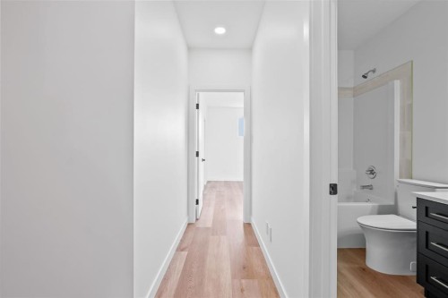 383 Caledonia Boulevard West, Lethbridge, AB - Indoor Photo Showing Bathroom