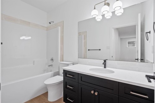 383 Caledonia Boulevard West, Lethbridge, AB - Indoor Photo Showing Bathroom
