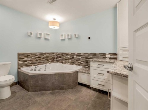 98 Moonlight Boulevard West, Lethbridge, AB - Indoor Photo Showing Bathroom