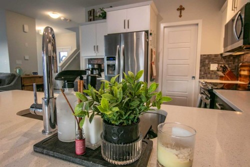 128 Cabot Landing West, Lethbridge, AB - Indoor Photo Showing Kitchen