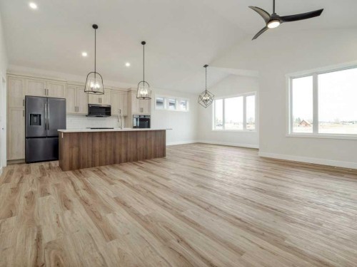 4517 40 Avenue South, Lethbridge, AB - Indoor Photo Showing Kitchen With Upgraded Kitchen