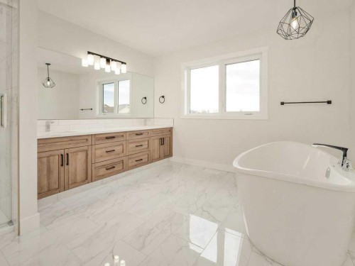 4517 40 Avenue South, Lethbridge, AB - Indoor Photo Showing Bathroom