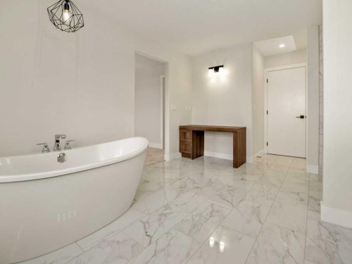 4517 40 Avenue South, Lethbridge, AB - Indoor Photo Showing Bathroom