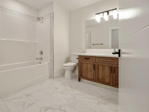 4517 40 Avenue South, Lethbridge, AB - Indoor Photo Showing Bathroom