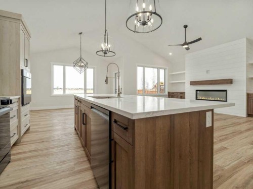 4517 40 Avenue South, Lethbridge, AB - Indoor Photo Showing Kitchen With Upgraded Kitchen