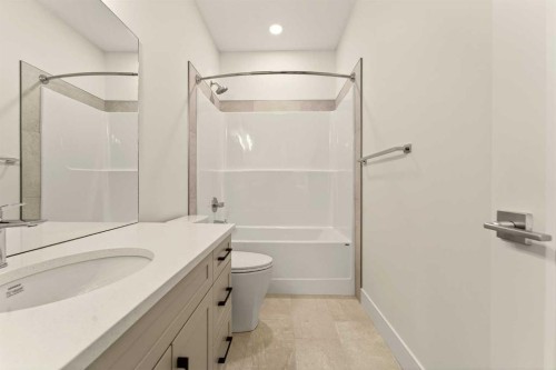516 Greywolf Cove North, Lethbridge, AB - Indoor Photo Showing Bathroom
