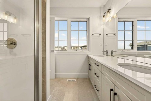 516 Greywolf Cove North, Lethbridge, AB - Indoor Photo Showing Bathroom