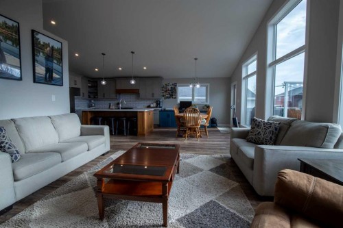 340 Greenwood Place, Coalhurst, AB - Indoor Photo Showing Living Room