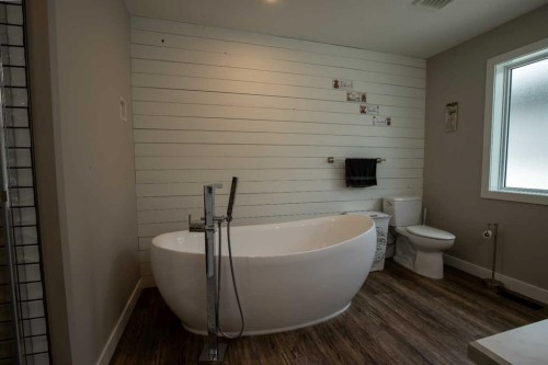 340 Greenwood Place, Coalhurst, AB - Indoor Photo Showing Bathroom