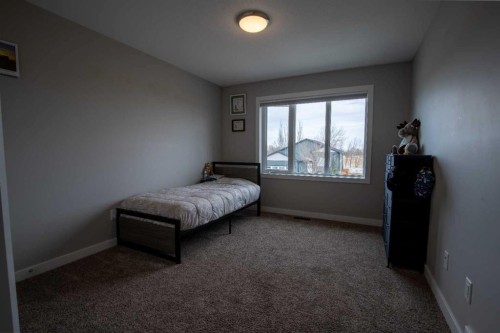 340 Greenwood Place, Coalhurst, AB - Indoor Photo Showing Bedroom