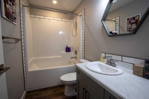 340 Greenwood Place, Coalhurst, AB - Indoor Photo Showing Bathroom