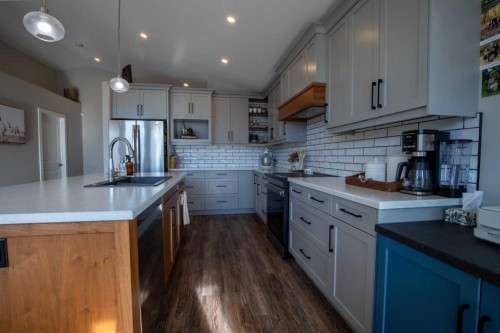 340 Greenwood Place, Coalhurst, AB - Indoor Photo Showing Kitchen With Upgraded Kitchen