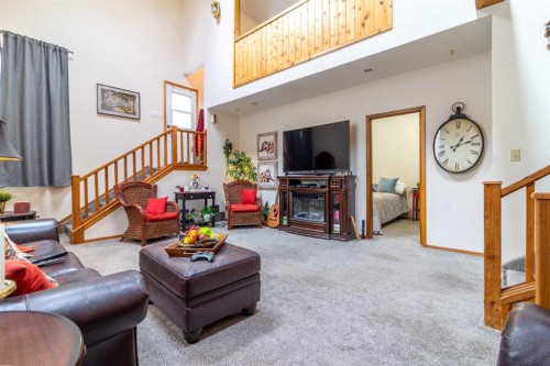 253 51 Avenue E, Claresholm, AB - Indoor Photo Showing Living Room