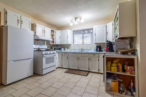 253 51 Avenue E, Claresholm, AB - Indoor Photo Showing Kitchen