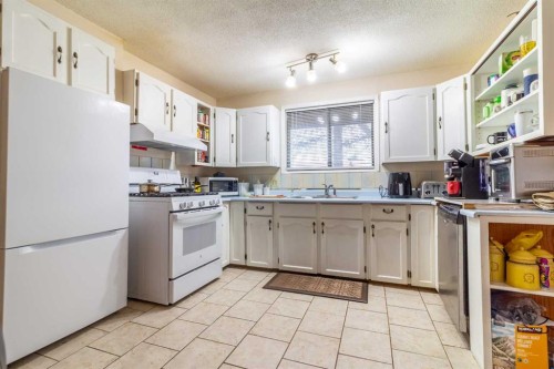 253 51 Avenue E, Claresholm, AB - Indoor Photo Showing Kitchen