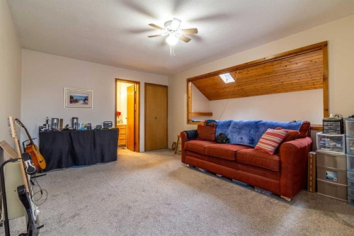 253 51 Avenue E, Claresholm, AB - Indoor Photo Showing Living Room