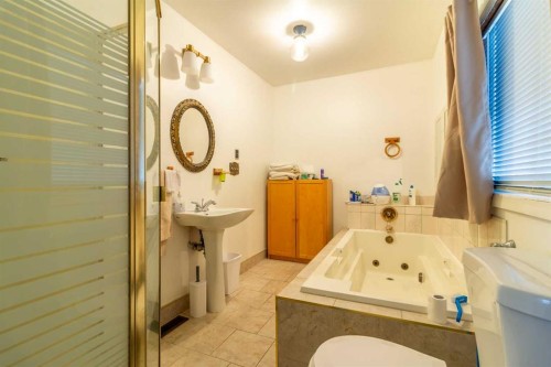 253 51 Avenue E, Claresholm, AB - Indoor Photo Showing Bathroom