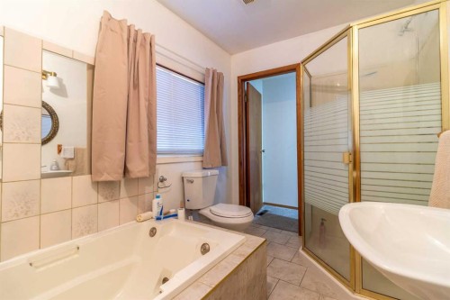 253 51 Avenue E, Claresholm, AB - Indoor Photo Showing Bathroom